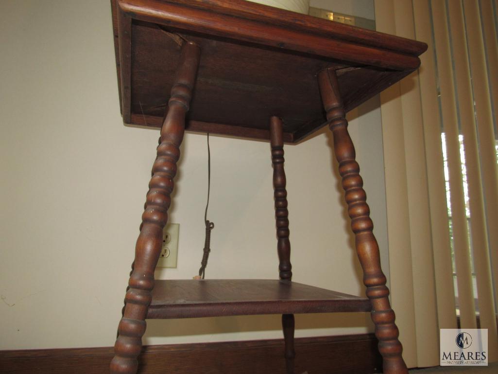 Square Spindle Leg Side / Accent Table w/ Lamp and Decorative items