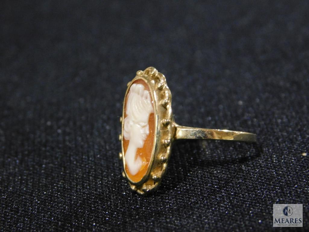 Ladies Cameo Ring in what appears to be gold