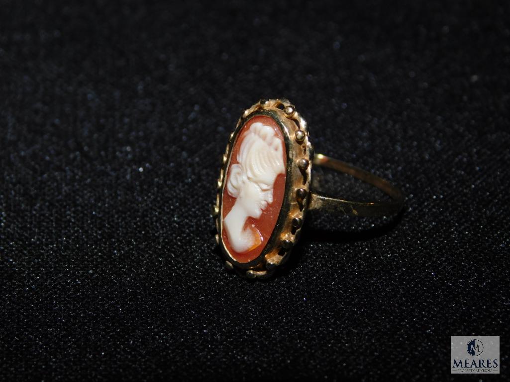 Ladies Cameo Ring in what appears to be gold