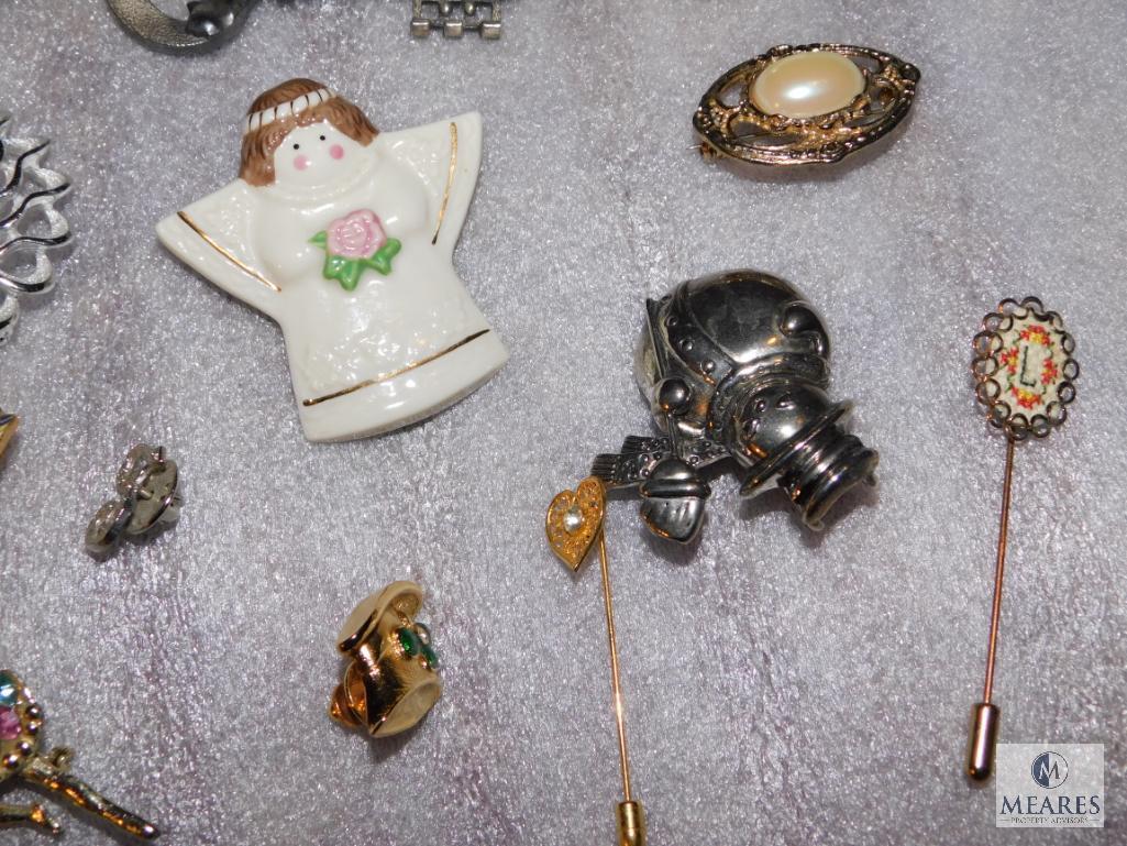 Lot of costume Jewelry Brooches, Pins, Necklaces, & Watches