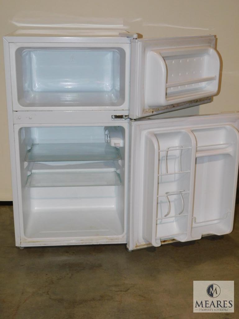 GE Small Dorm Sized white Refrigerator with Freezer