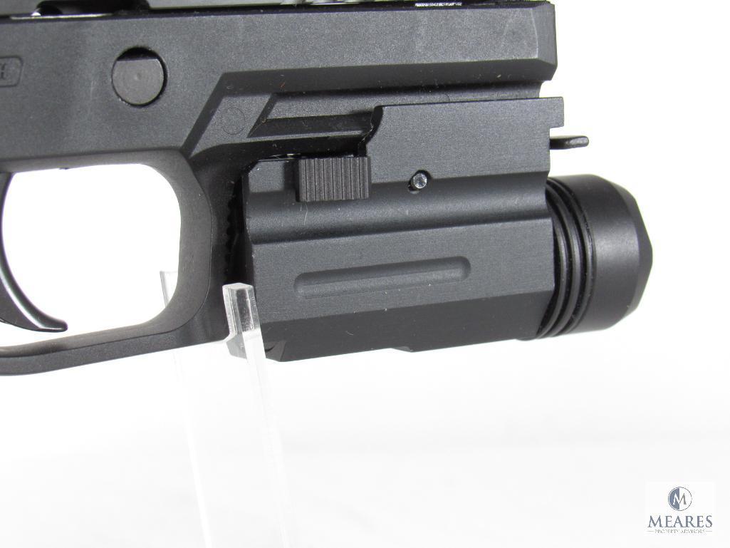 Sig Sauer P320 .40 S&W Semi-Auto Pistol with Light