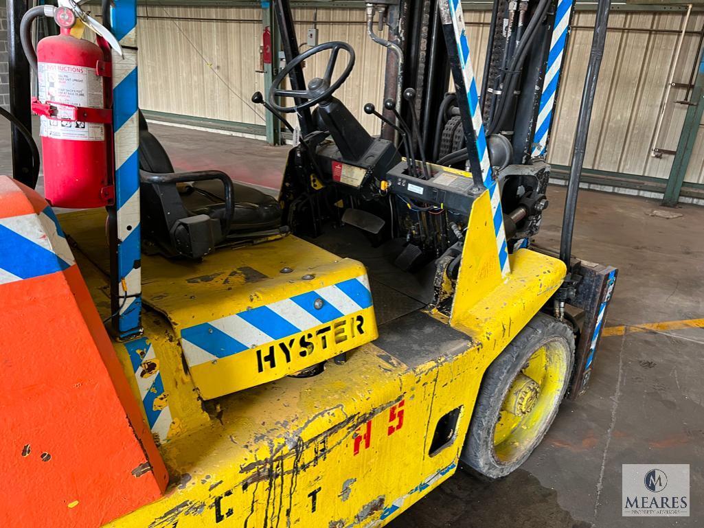 HYSTER 15,000-pound Triple-Mast Forklift