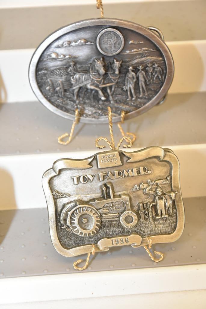 BELT BUCKLES INDY 500 "THE BRICKYARD" MEMORIAL DAY 1977 (N-96), OBECO MADE IN USA, TOY FARMER 1985