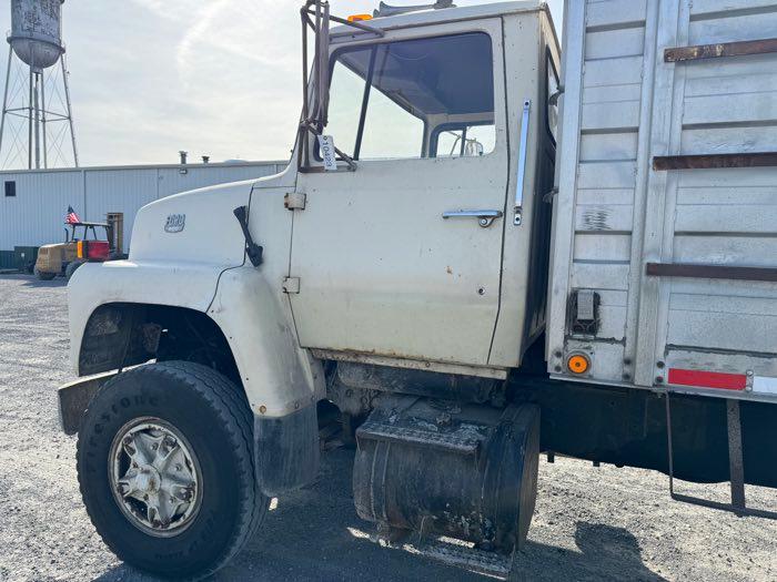 12N 1987 FORD 800 GRAIN TRUCK #S81JVBC5066