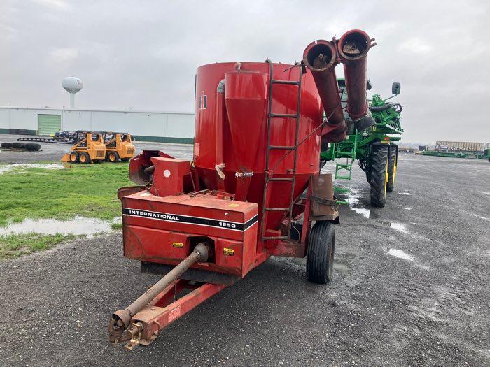 IH 1250 GRINDER MIXER