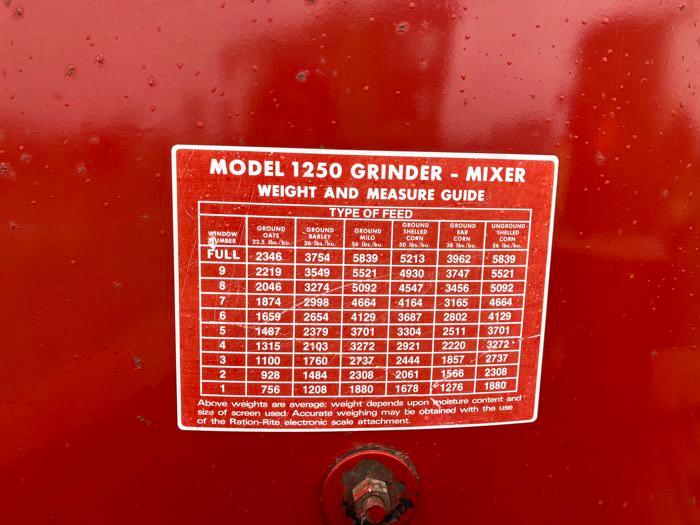 IH 1250 GRINDER MIXER