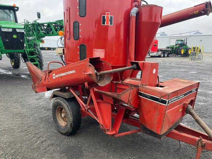 IH 1250 GRINDER MIXER