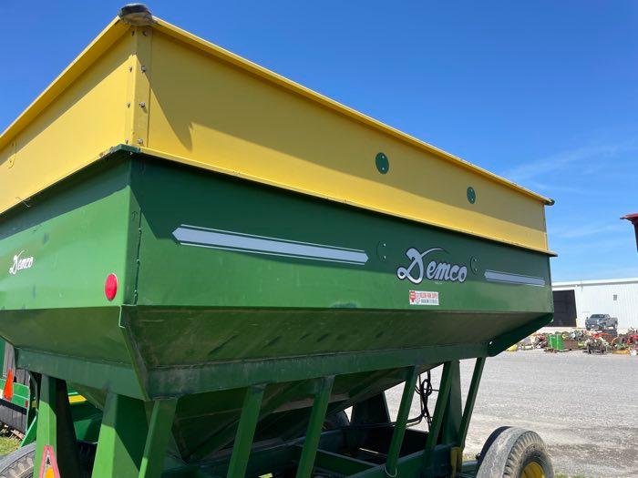 DEMCO GRAVITY WAGON W/AUGER