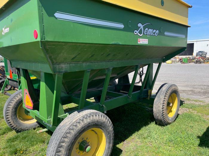 DEMCO GRAVITY WAGON W/AUGER