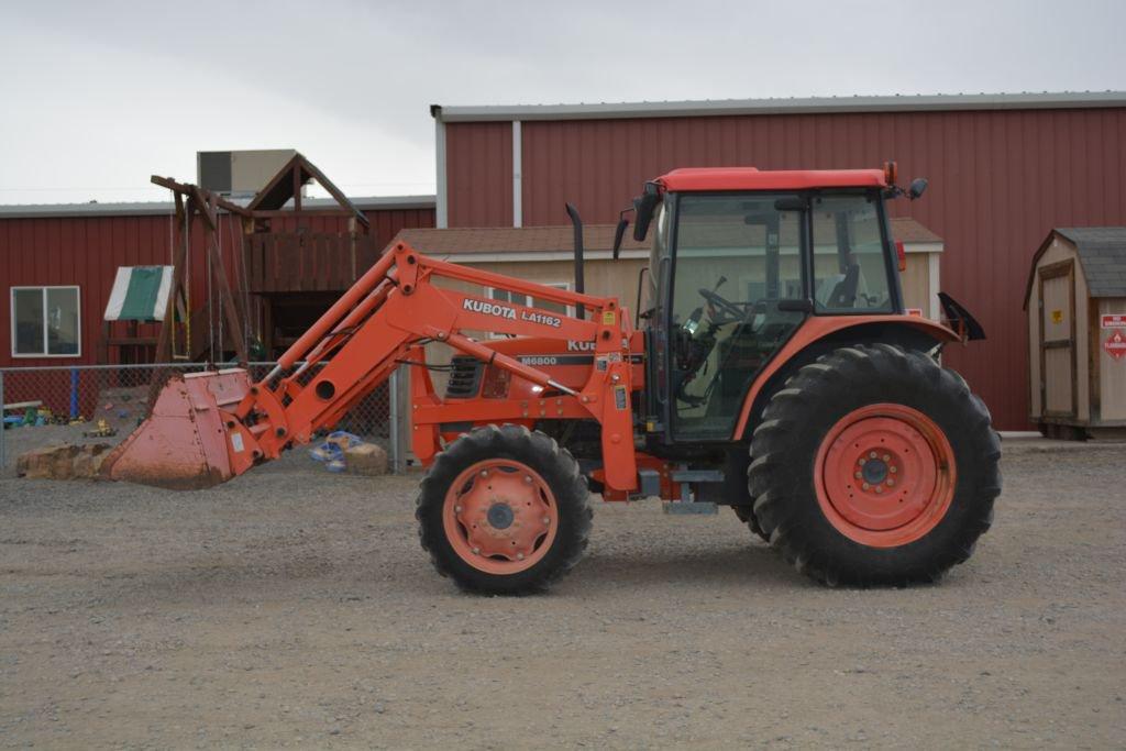 M6800 Kubota Tractor with LA1162 Loader