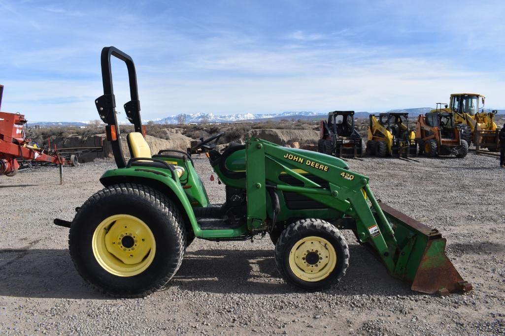 John Deere 4200 Tractor with John Deer 420 Loader 5ft Bucket