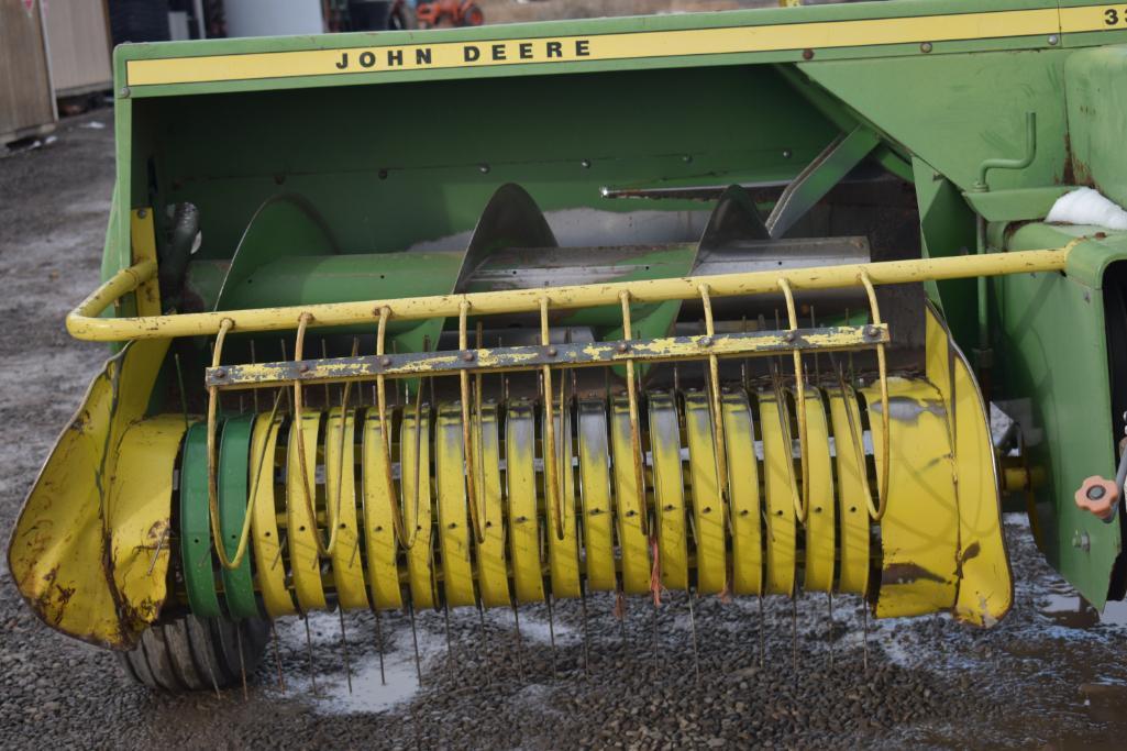 John Deere 336 Baler