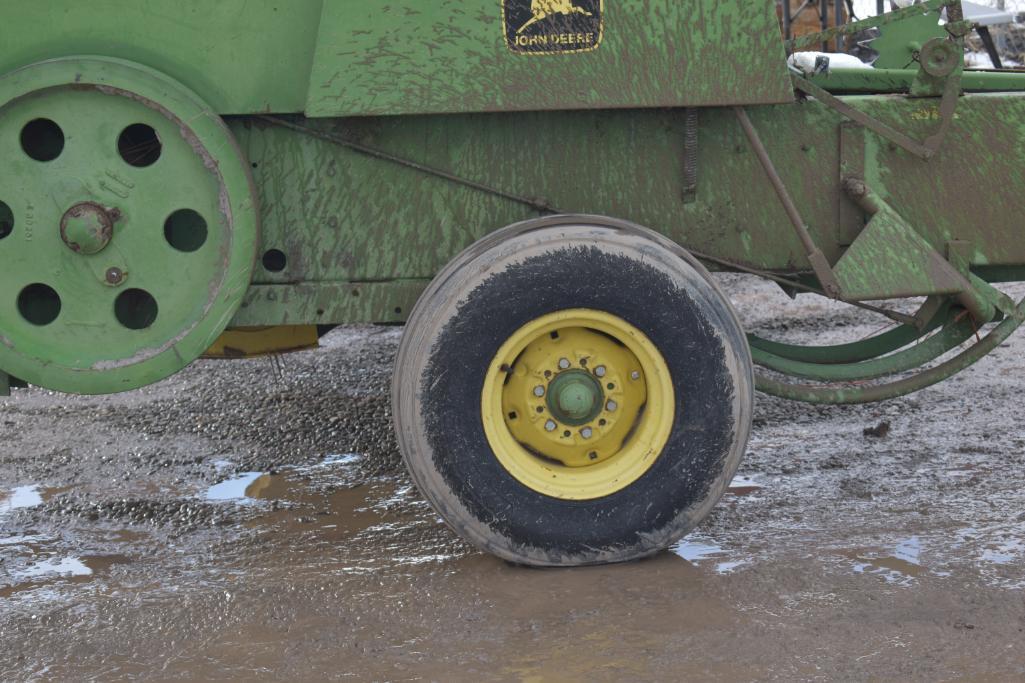 John Deere 336 Baler