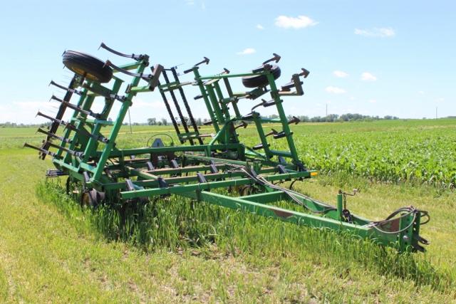 JD 960 Field Cultivator 25 1/2'