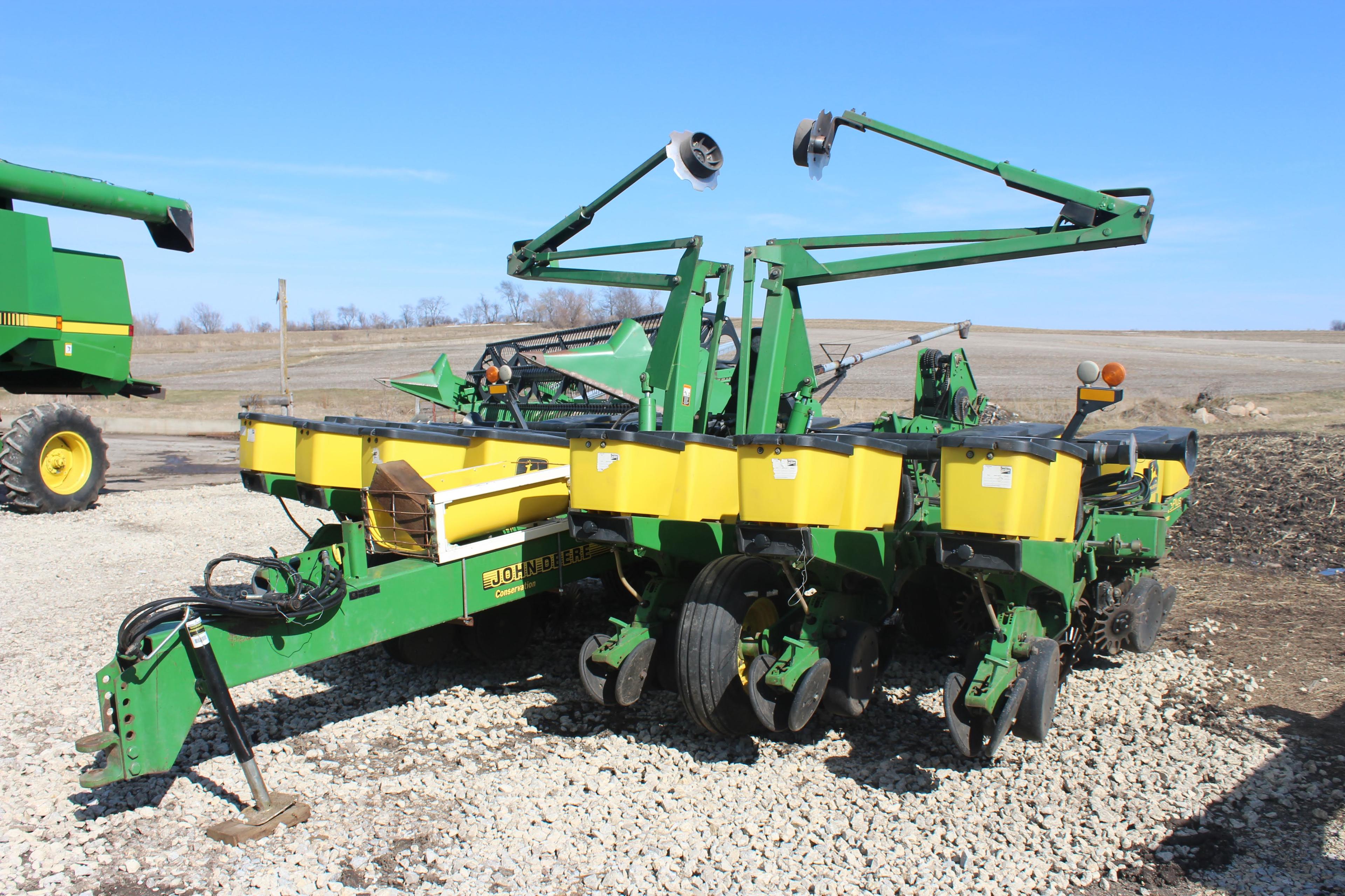 John Deere 1760 Conservation 12 row planter