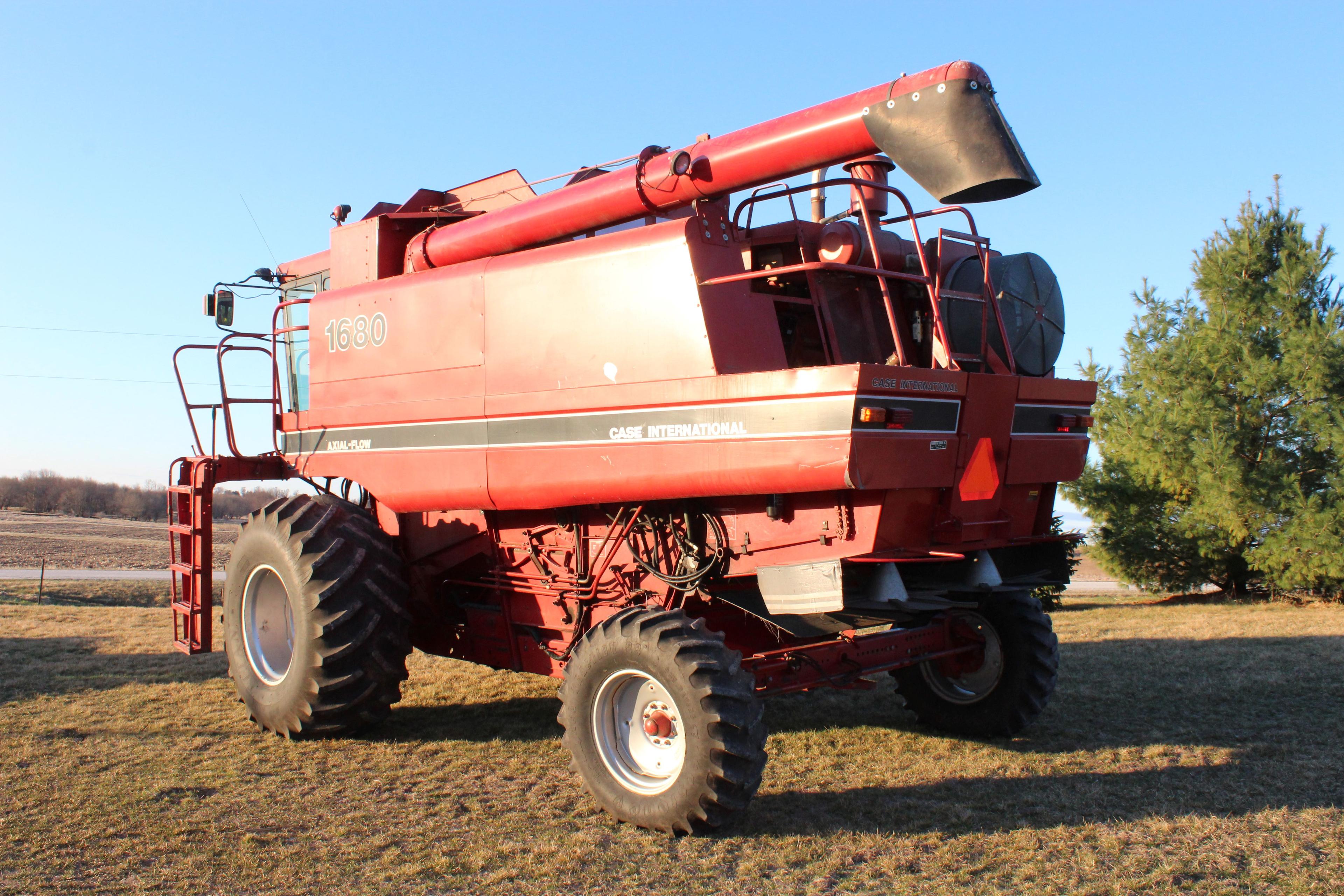 CASE-IH 1680 Combine