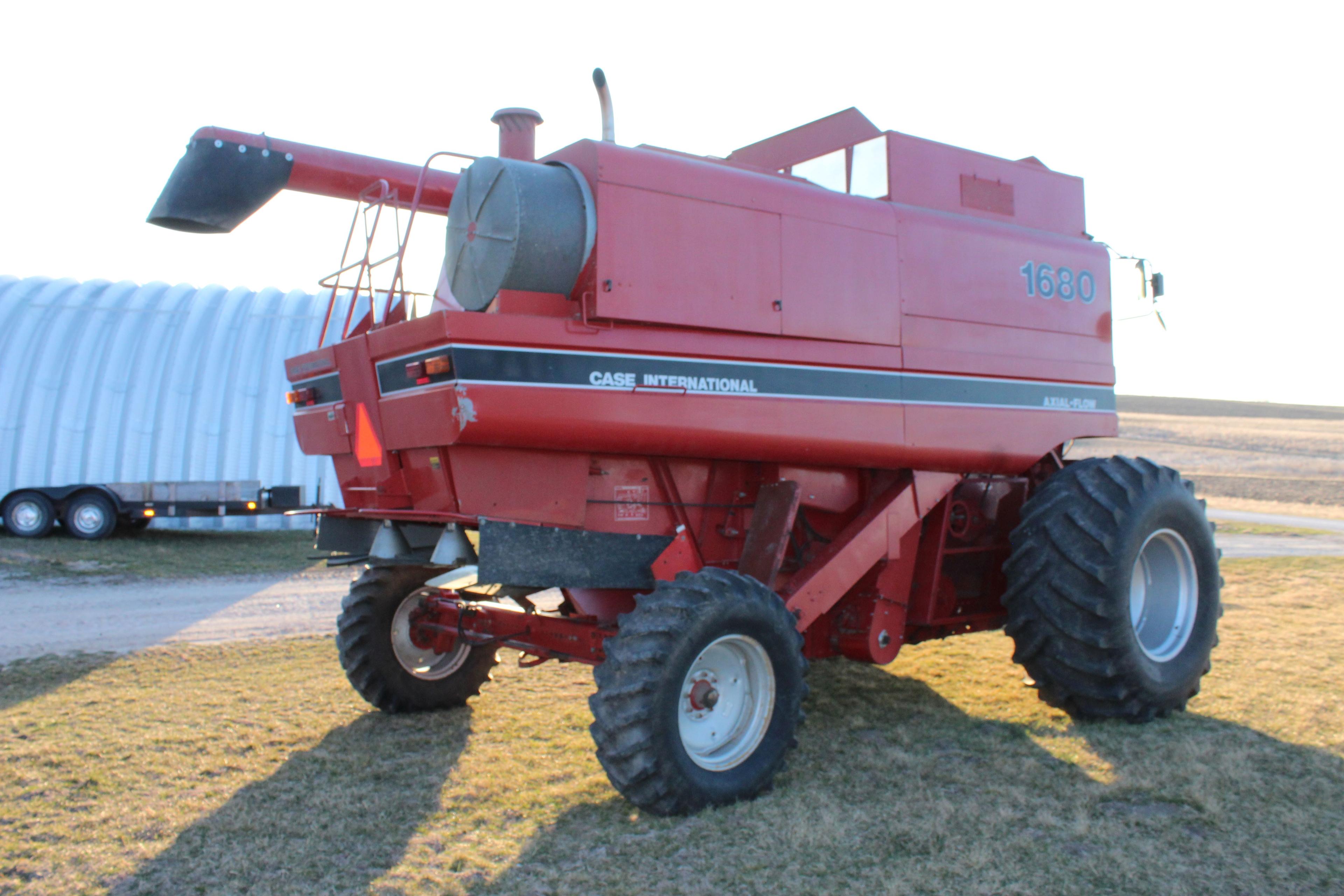 CASE-IH 1680 Combine