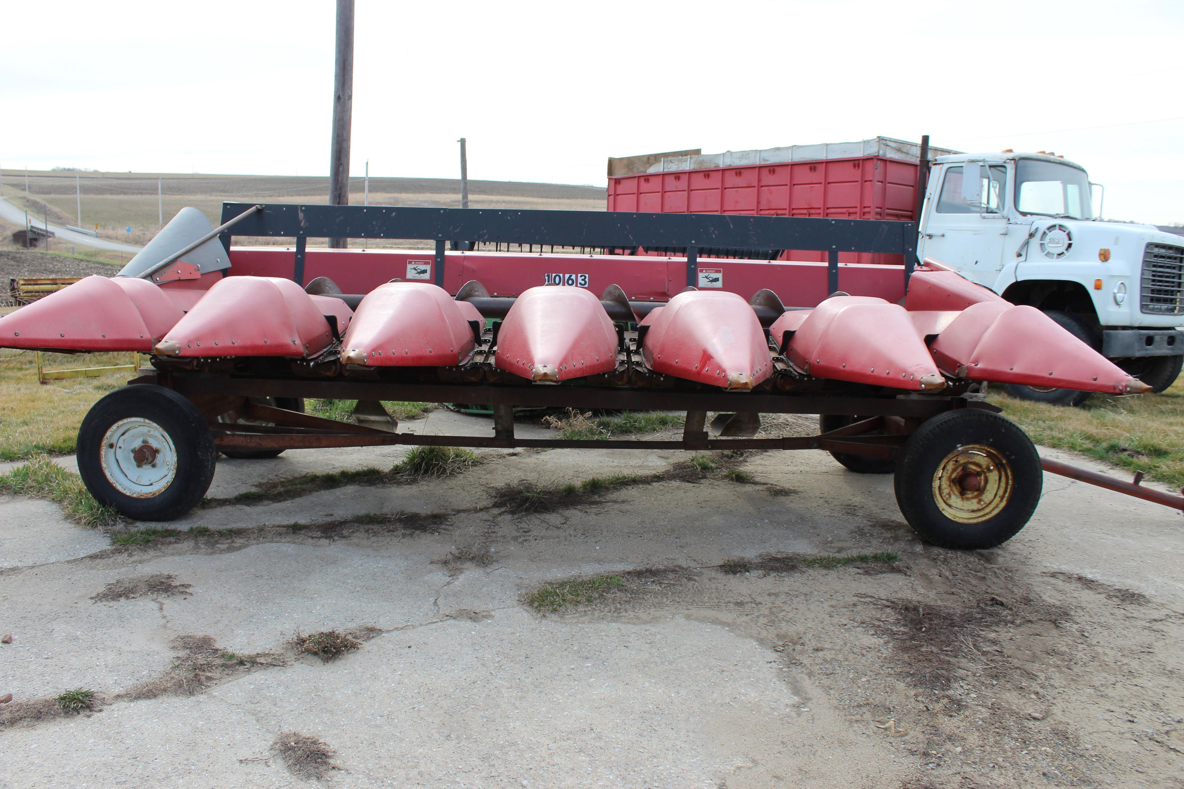 IH 1063- 6 row corn head