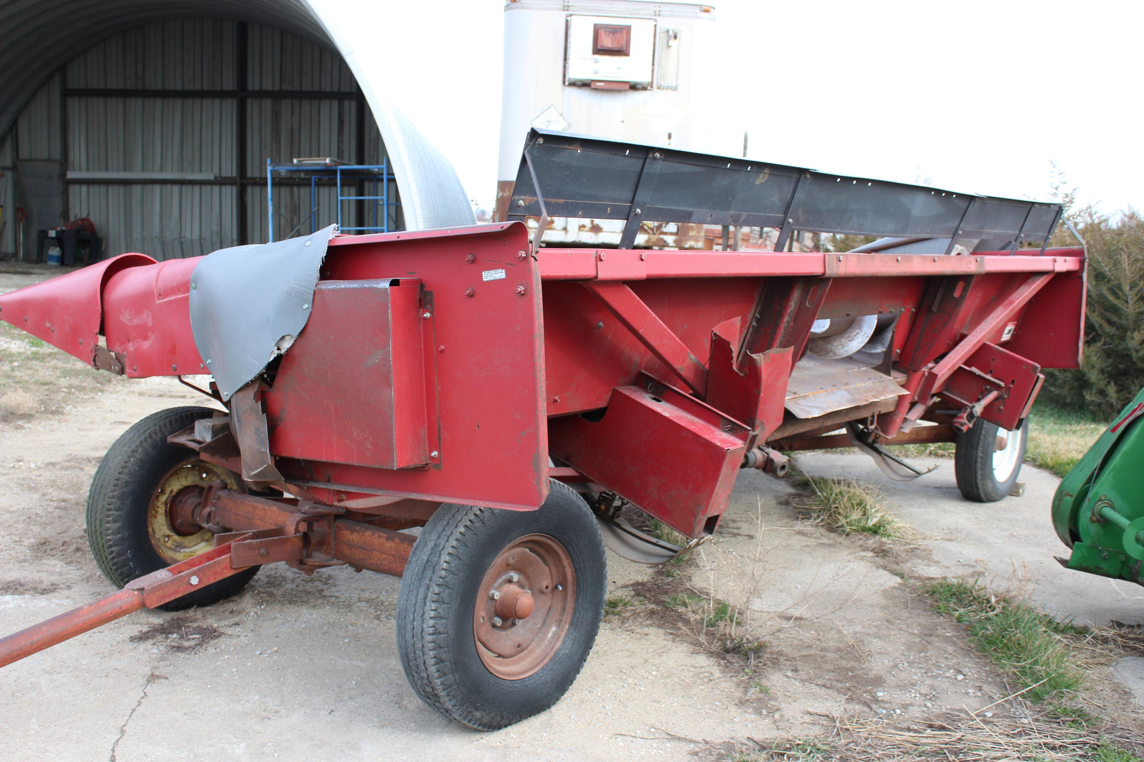 IH 1063- 6 row corn head