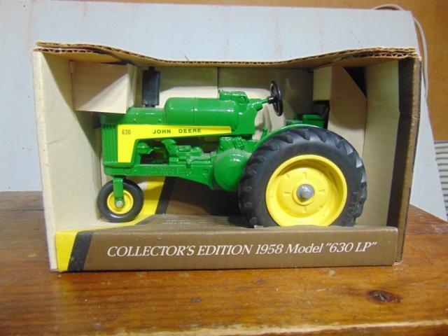 John Deere 1958 MODEL 630 LP, Propane Toy Tractor, NIB, 1/16 Scale