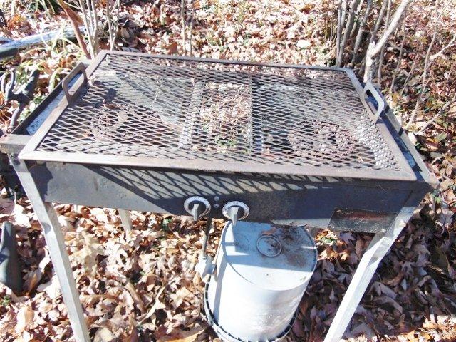 2 Gas Cookers & 5 Propane Tanks ( Local Pick Up Only)