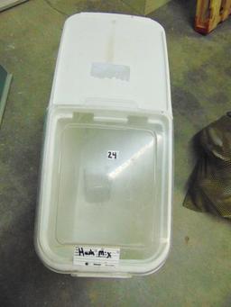 Large Rolling Hard Plastic Rubbermaid Storage Container W/ Scoop (local Pick Up Only )