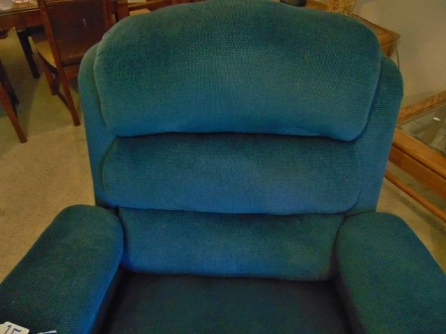 Nice Motorized Massage Recliner W/ Dual Massage Action ( Local Pick Up Only )