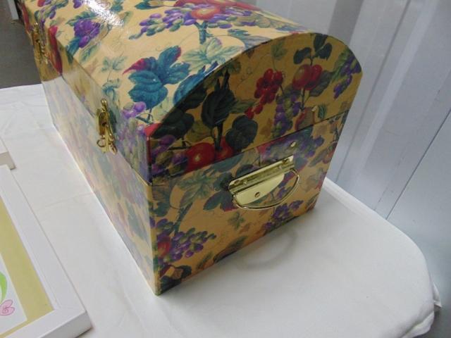 Very Nice Home D‚cor Lot: Covered Storage Box, 2 Wall Hanging Prints,