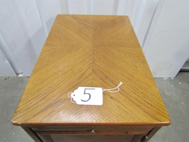 Vtg Solid Oak End Table By Lane ( Local Pick Up Only )