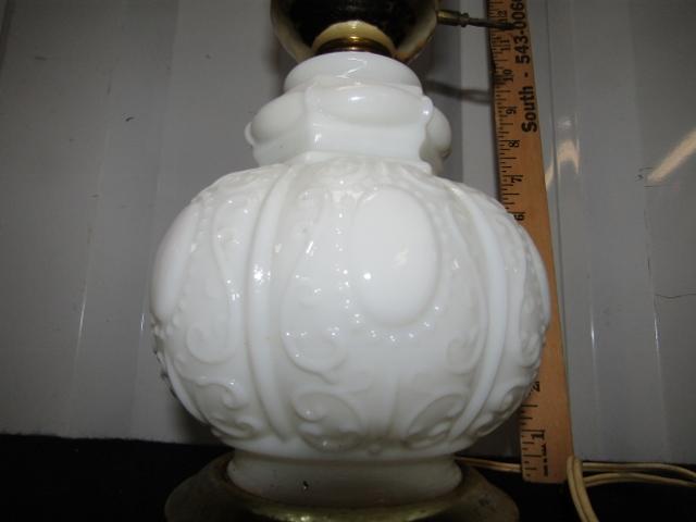 Vtg Milk Glass Table Lamp