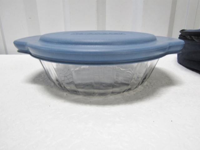 Anchor Hocking 2 Quart Casserole W/ Lid And Insulated Carry Case