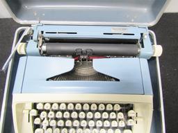Vtg 1960s Royal Aristocrat Manual Portable Typewriter In Light Blue