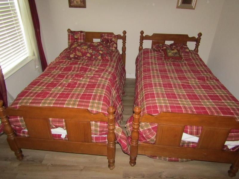Vtg Matching Solid Wood Twin Size Beds W/ Mattress, Boxsprings, Comforters, (Local Pick Up Only)