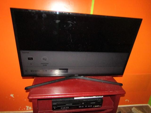 Samsung 40" Flat Screen Television W/ Remote (LOCAL PICK UP ONLY)