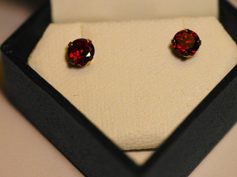 14kt Gold Garnet Stud Earrings