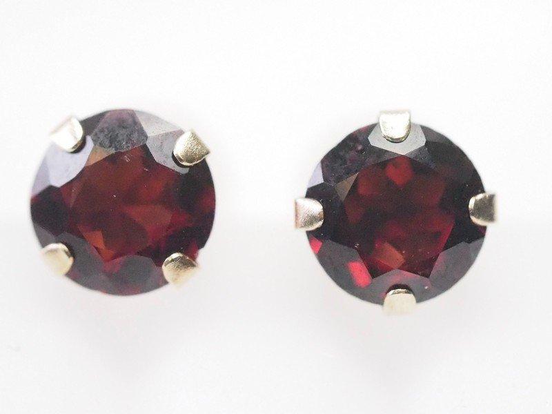 14kt Gold Garnet Stud Earrings