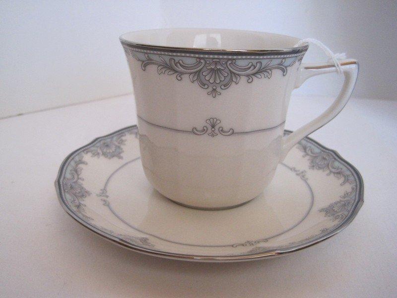 5 Pieces - Setting Noritake Ivory China Adornment Pattern Light Blue Border, Gray Scrolls