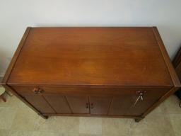 Drexel 1 Drawer, 2 Hutch Door Dining Room Carved Wood Mahogany Credenza