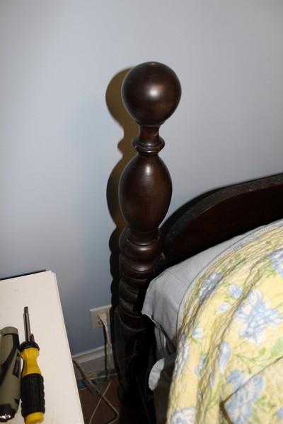 Dark Wood Spindle/Carved Panel Head/Foot Board Bracket/Spindle Base