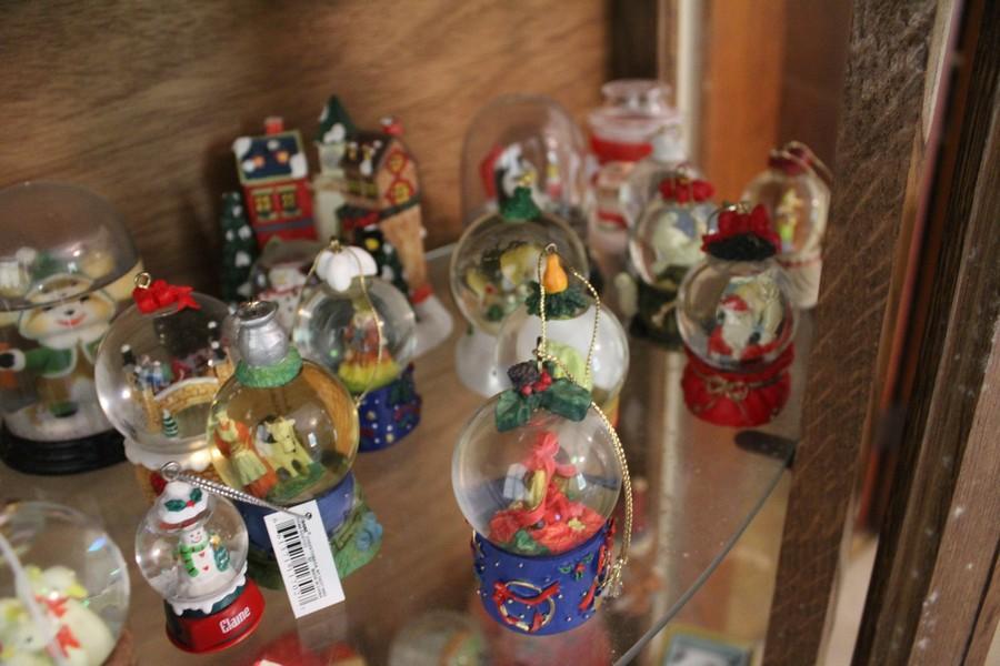 Lot - Snowglobes, Christmas Motif, Etc.