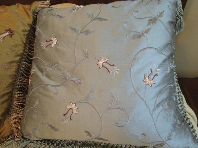 Bedsheets Square-Cut Floral Pattern w/ Curled Motif Pillows, Brown Covers, Etc.