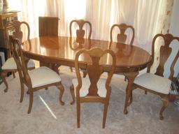 Stanley Furniture Co. Queen Anne Style Dining Table w/ 2 Leaves, Carved Knees