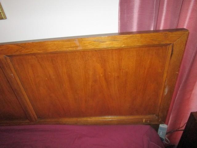 Wooden 3 Panel Mid-Century Modern Design Headboard w/ Tapered Feet w/ Metal Bed Rails