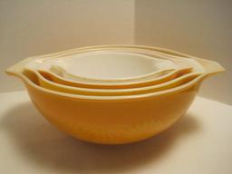 Set - 4 Pyrex Nesting Bowls Daisies on Orange