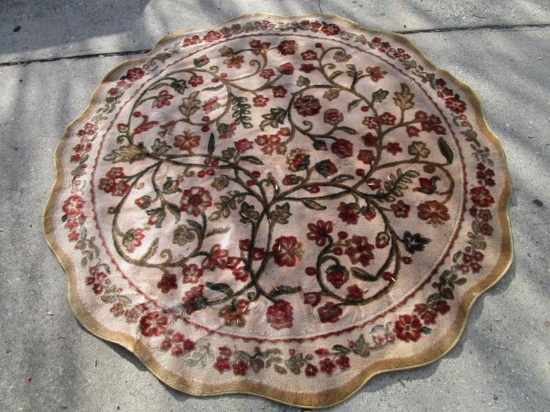 Round Floor Rug Wave Trim w/ Red Floral/Vine Motif