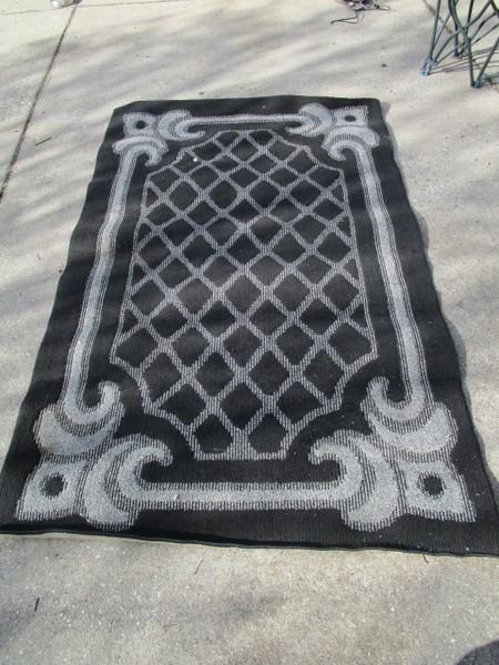 Black Floor Rug Diamond Pattern/Fleur De Lis Corners