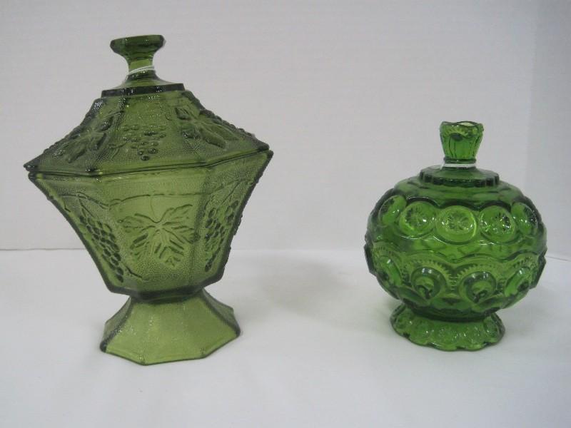 Lot - L.E. Smith Green Depression Glass Moon & Stars Pattern Footed Covered Candy Dish