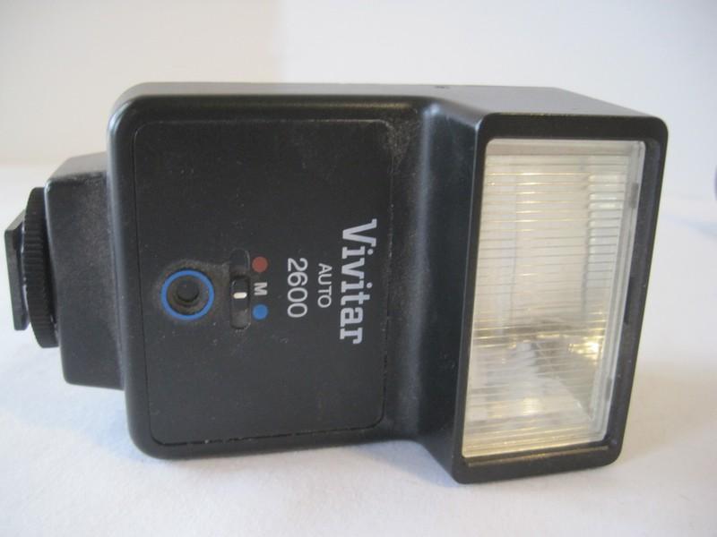 Vivitar V2000 35 mm Camera w/ Macro Focusing Zoom 35-70mm. 1:3.5-4.8 Lens & 2600 AutoFlash