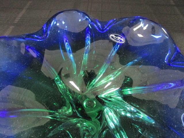Royal Gallery © 1999 Art Glass Flower Design Centerpiece Green-To-Blue